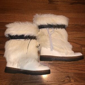 BearPaw Kola II White Fur Boot 🥾Size 8 (Like New)